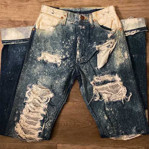 Distressed Women Wrangler Jeans - Picture 2 of 2